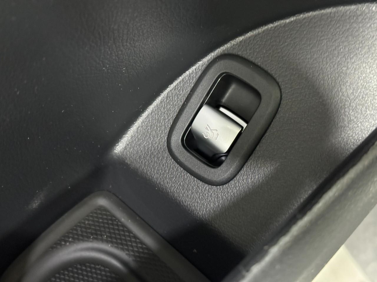 Mercedes-Benz GLC Vehicle Full-screen Gallery Image 25