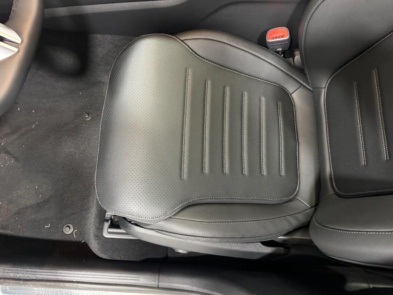 Mercedes-Benz GLC Vehicle Full-screen Gallery Image 27