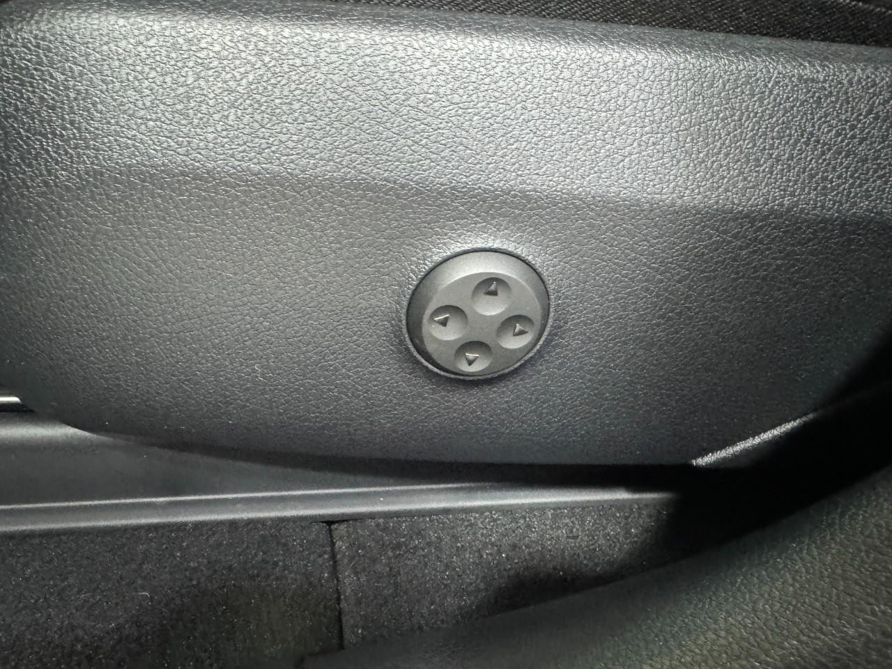 Mercedes-Benz GLC Vehicle Full-screen Gallery Image 28