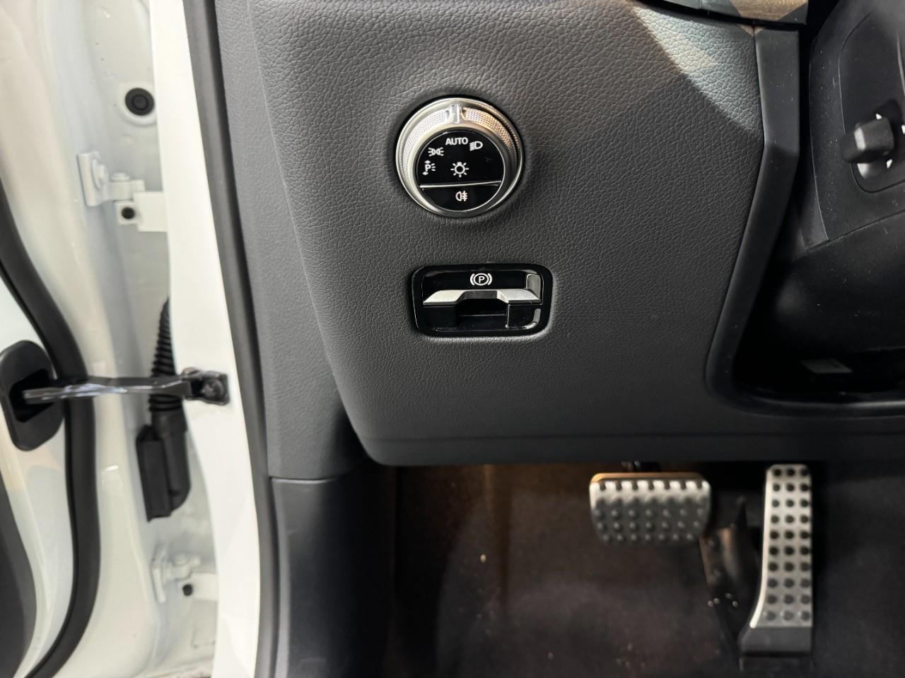 Mercedes-Benz GLC Vehicle Full-screen Gallery Image 29