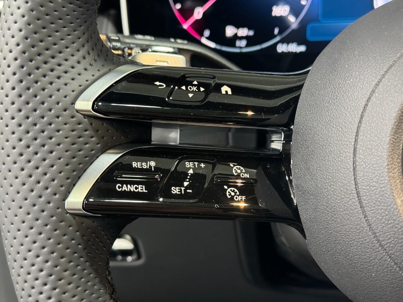 Mercedes-Benz GLC Vehicle Full-screen Gallery Image 30