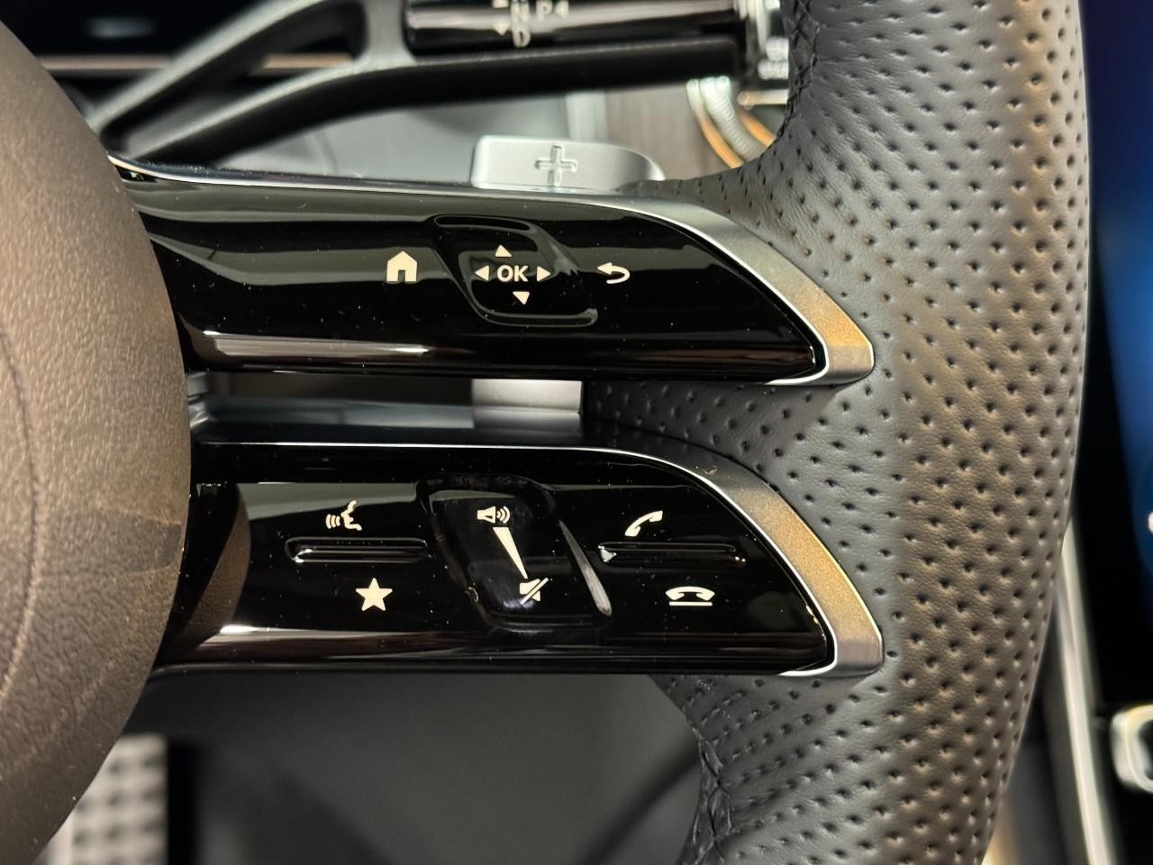 Mercedes-Benz GLC Vehicle Full-screen Gallery Image 31