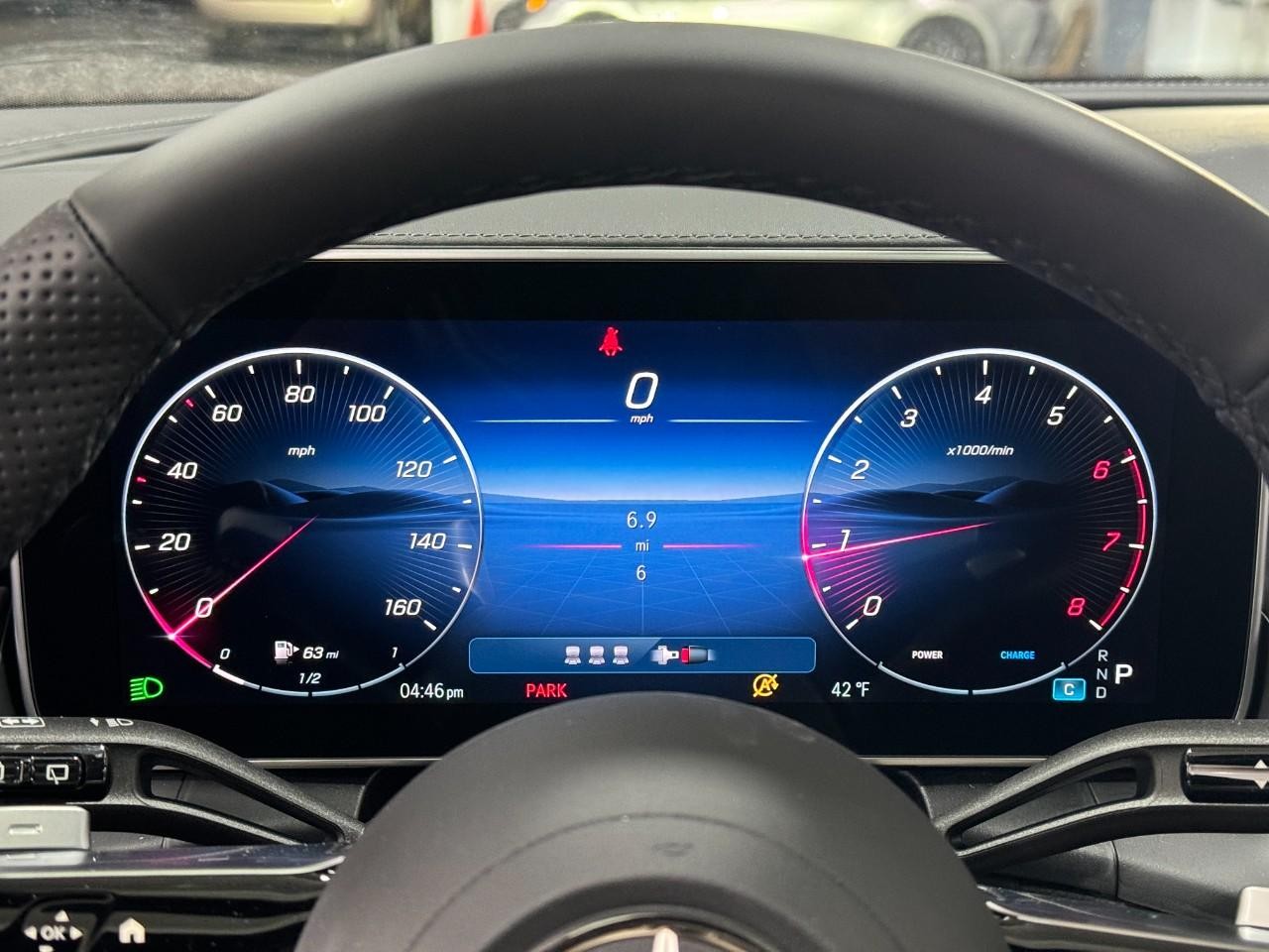 Mercedes-Benz GLC Vehicle Full-screen Gallery Image 32