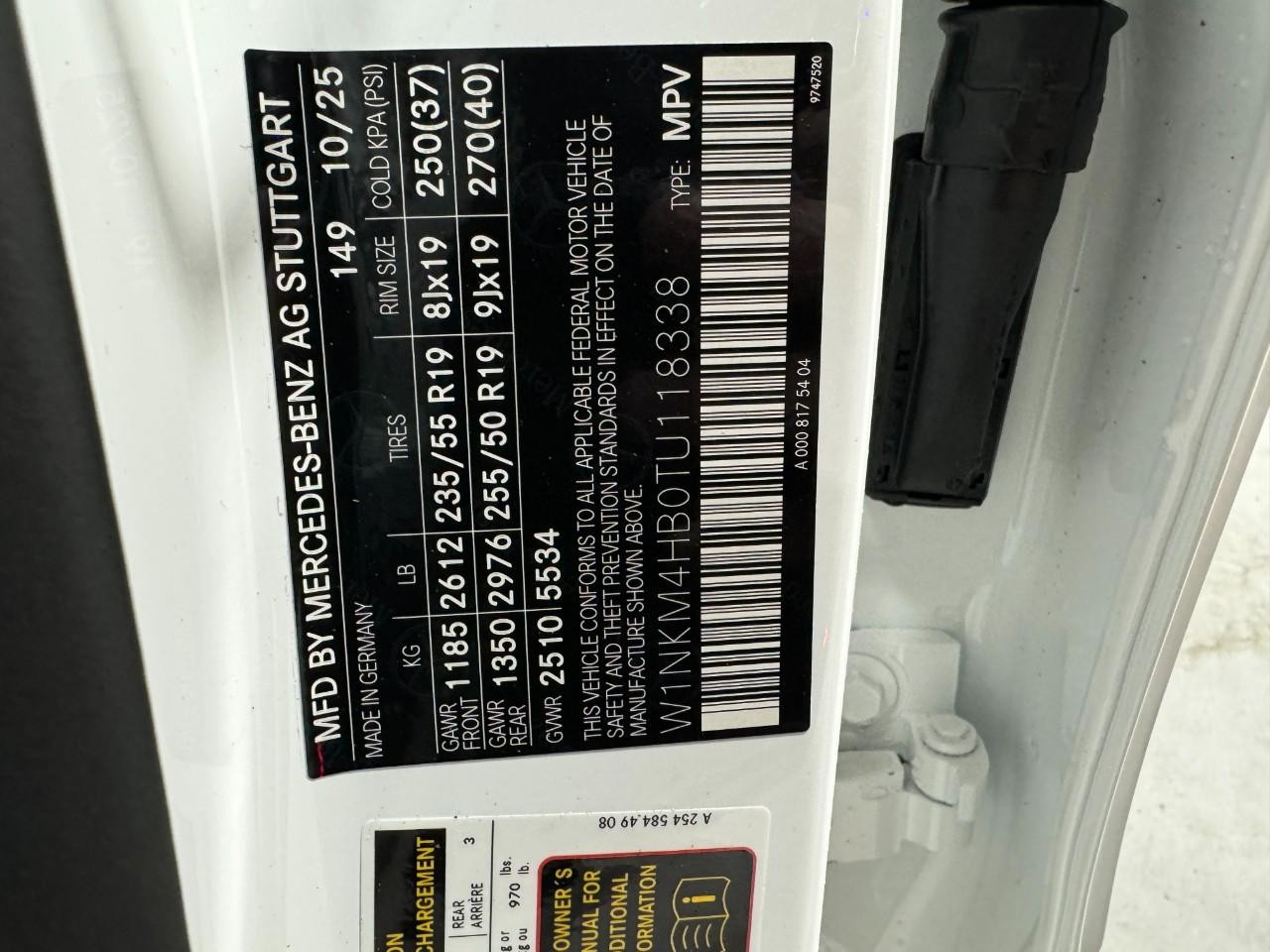 Mercedes-Benz GLC Vehicle Full-screen Gallery Image 35