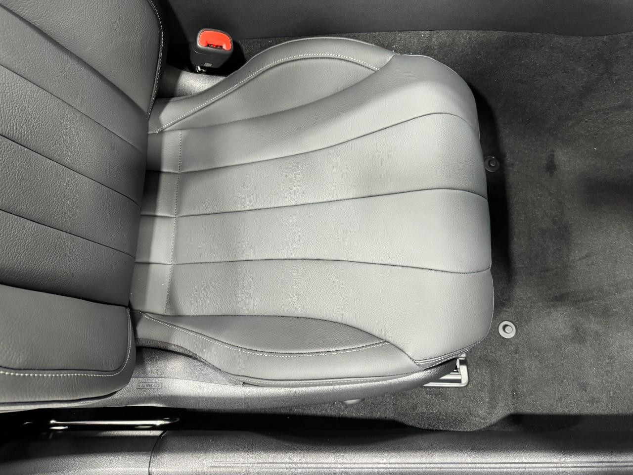 Mercedes-Benz CLE Vehicle Full-screen Gallery Image 16