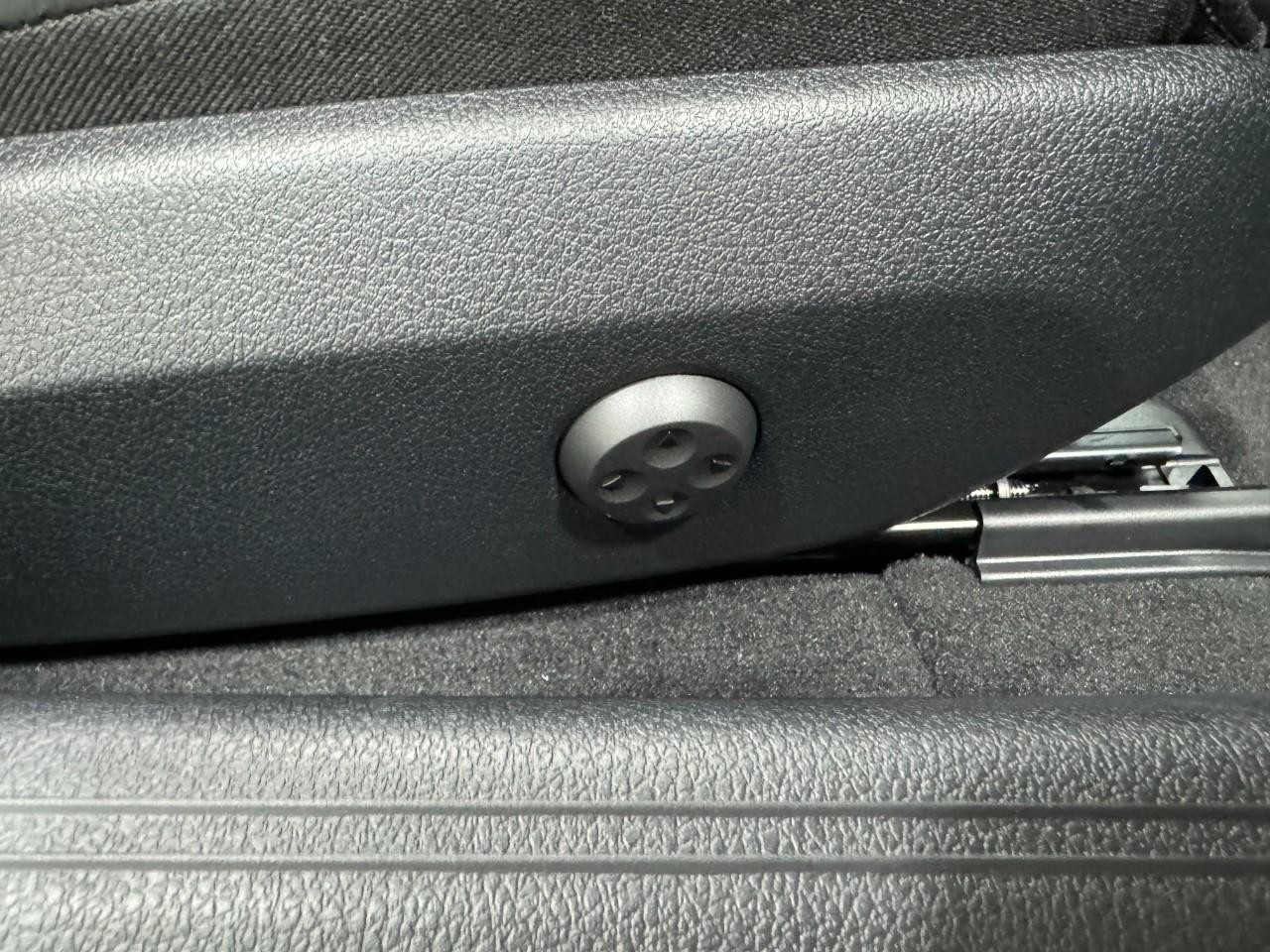 Mercedes-Benz CLE Vehicle Full-screen Gallery Image 17