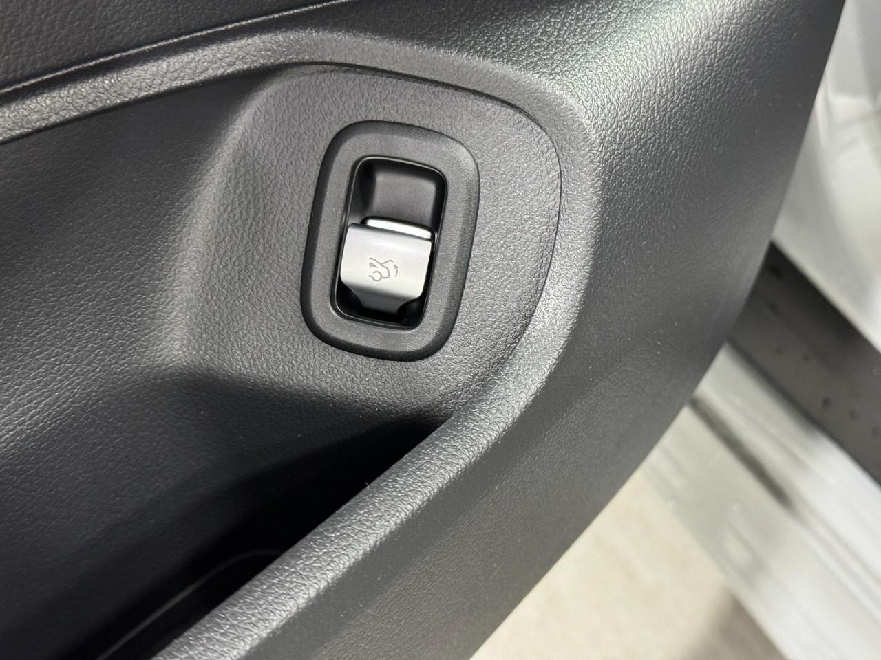 Mercedes-Benz CLE Vehicle Full-screen Gallery Image 25