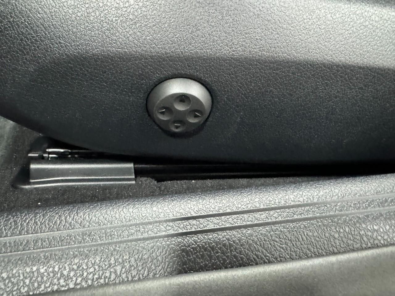 Mercedes-Benz CLE Vehicle Full-screen Gallery Image 28