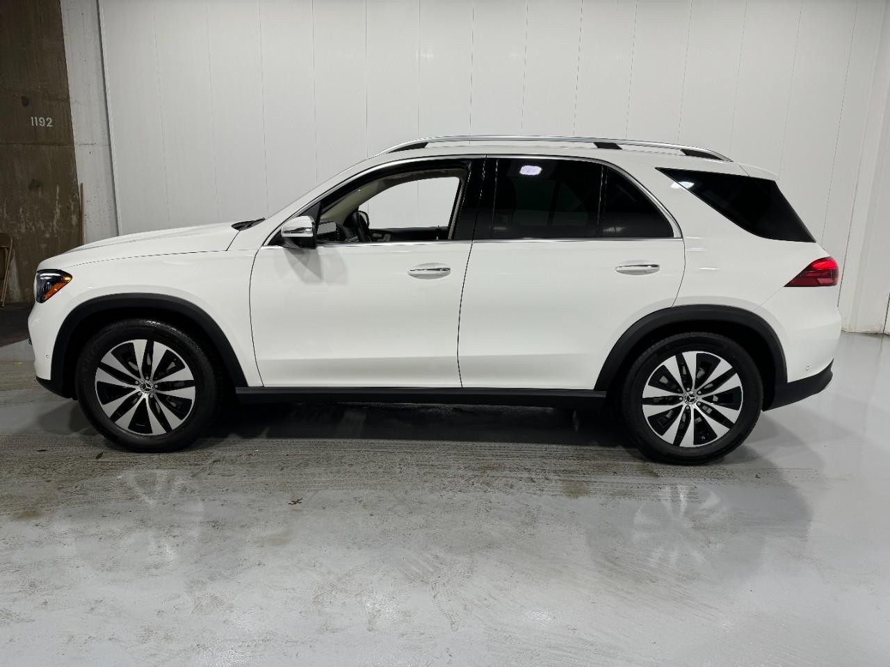 Mercedes-Benz GLE Vehicle Full-screen Gallery Image 2