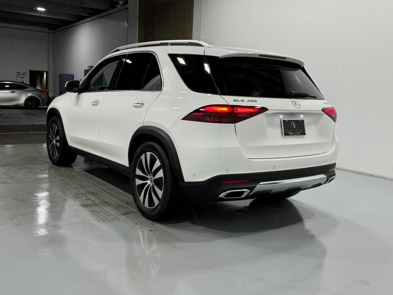 Mercedes-Benz GLE Vehicle Full-screen Gallery Image 3