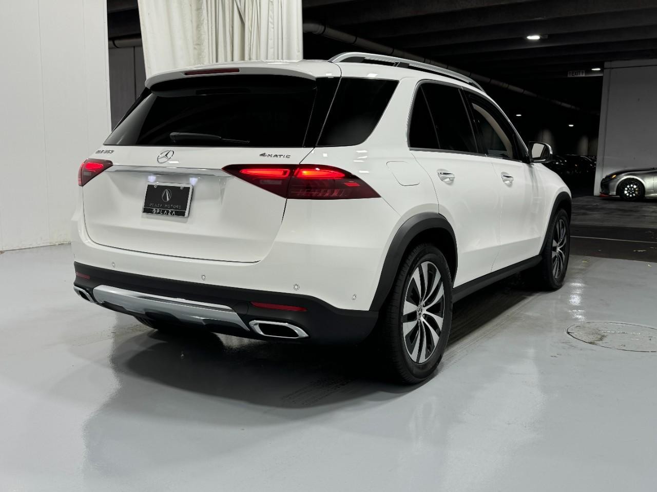 Mercedes-Benz GLE Vehicle Full-screen Gallery Image 4