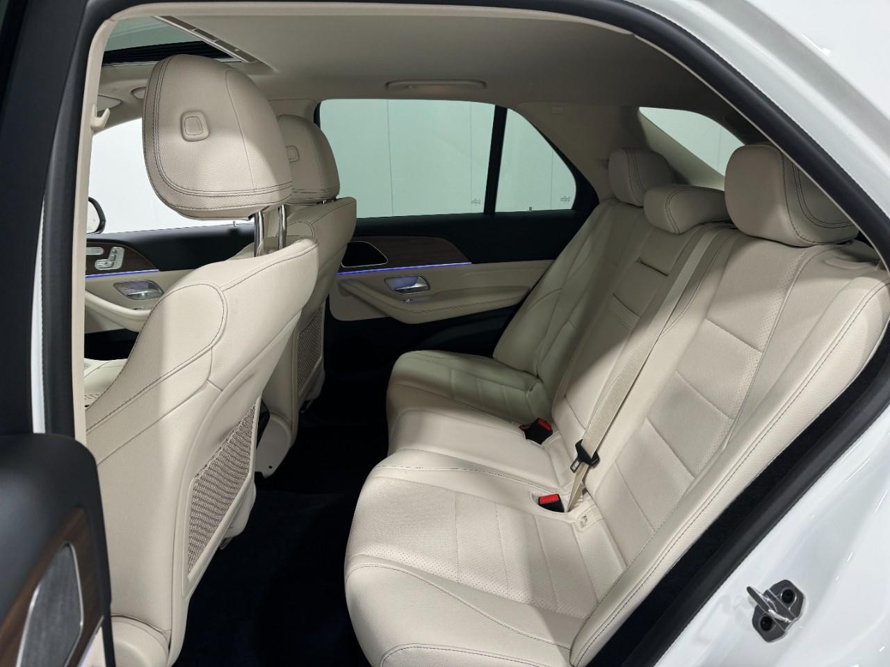 Mercedes-Benz GLE Vehicle Full-screen Gallery Image 8