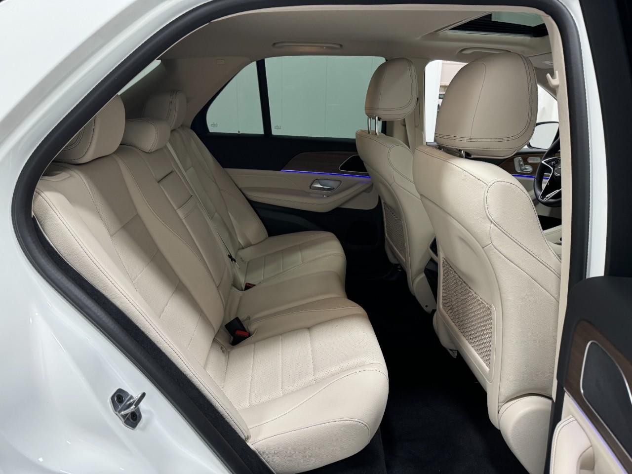 Mercedes-Benz GLE Vehicle Full-screen Gallery Image 10