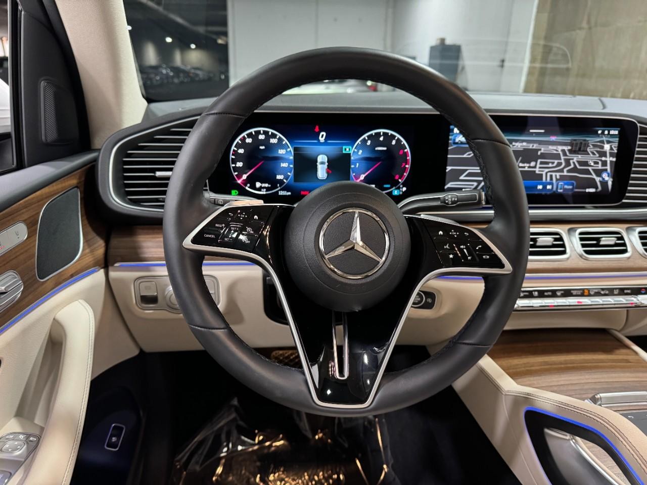 Mercedes-Benz GLE Vehicle Full-screen Gallery Image 13