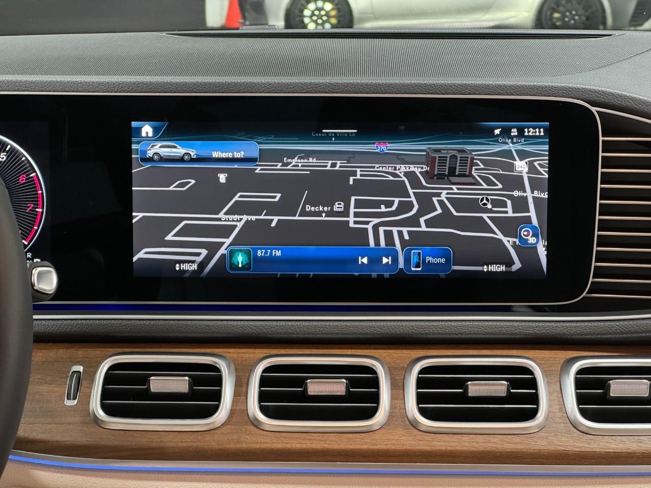 Mercedes-Benz GLE Vehicle Full-screen Gallery Image 14