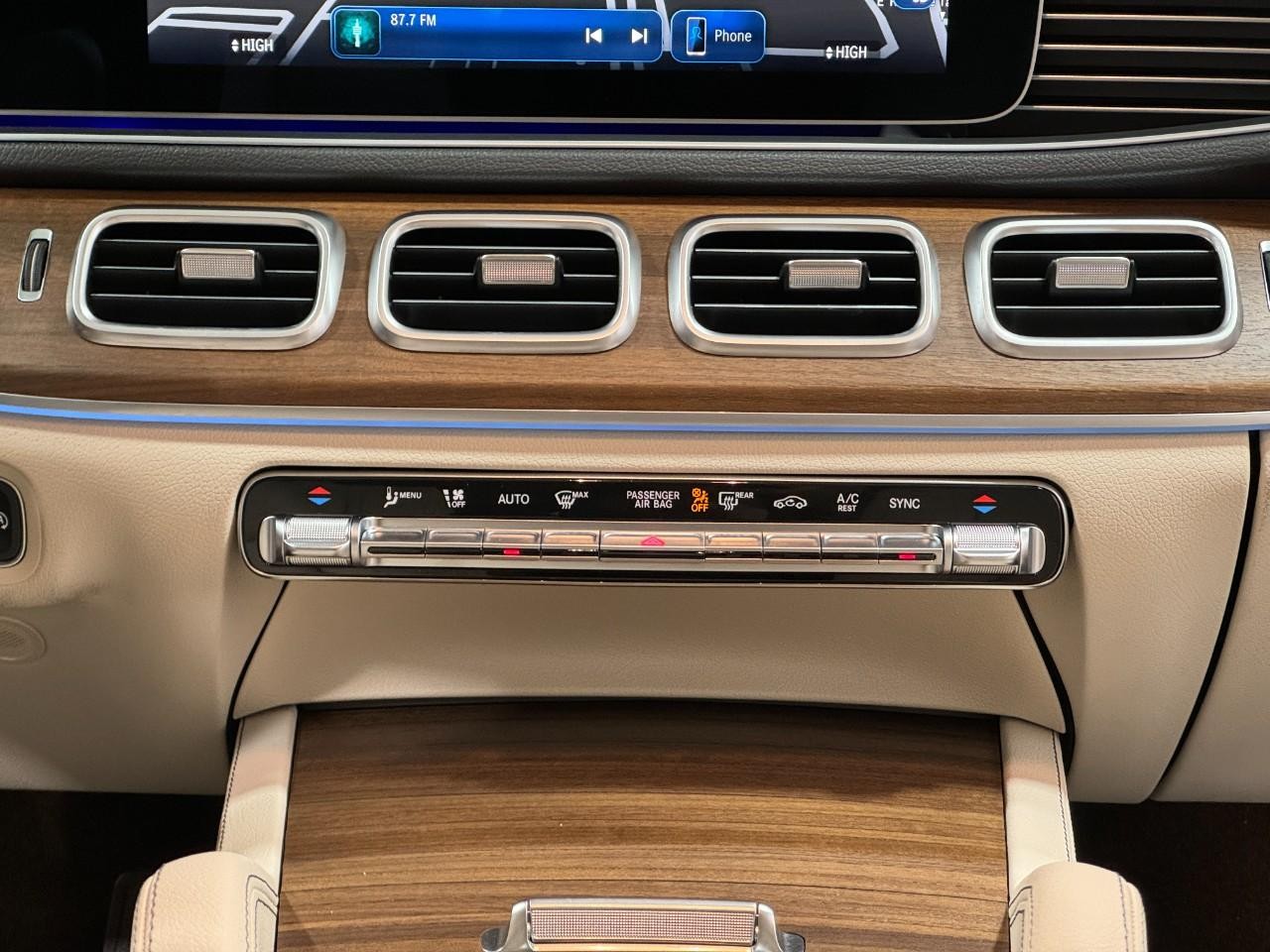 Mercedes-Benz GLE Vehicle Full-screen Gallery Image 15