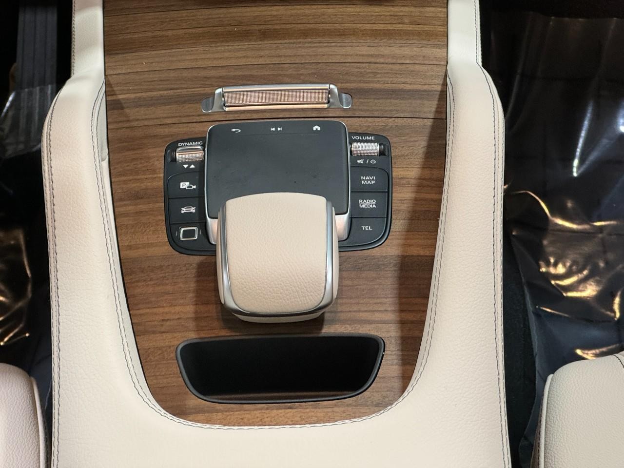 Mercedes-Benz GLE Vehicle Full-screen Gallery Image 16