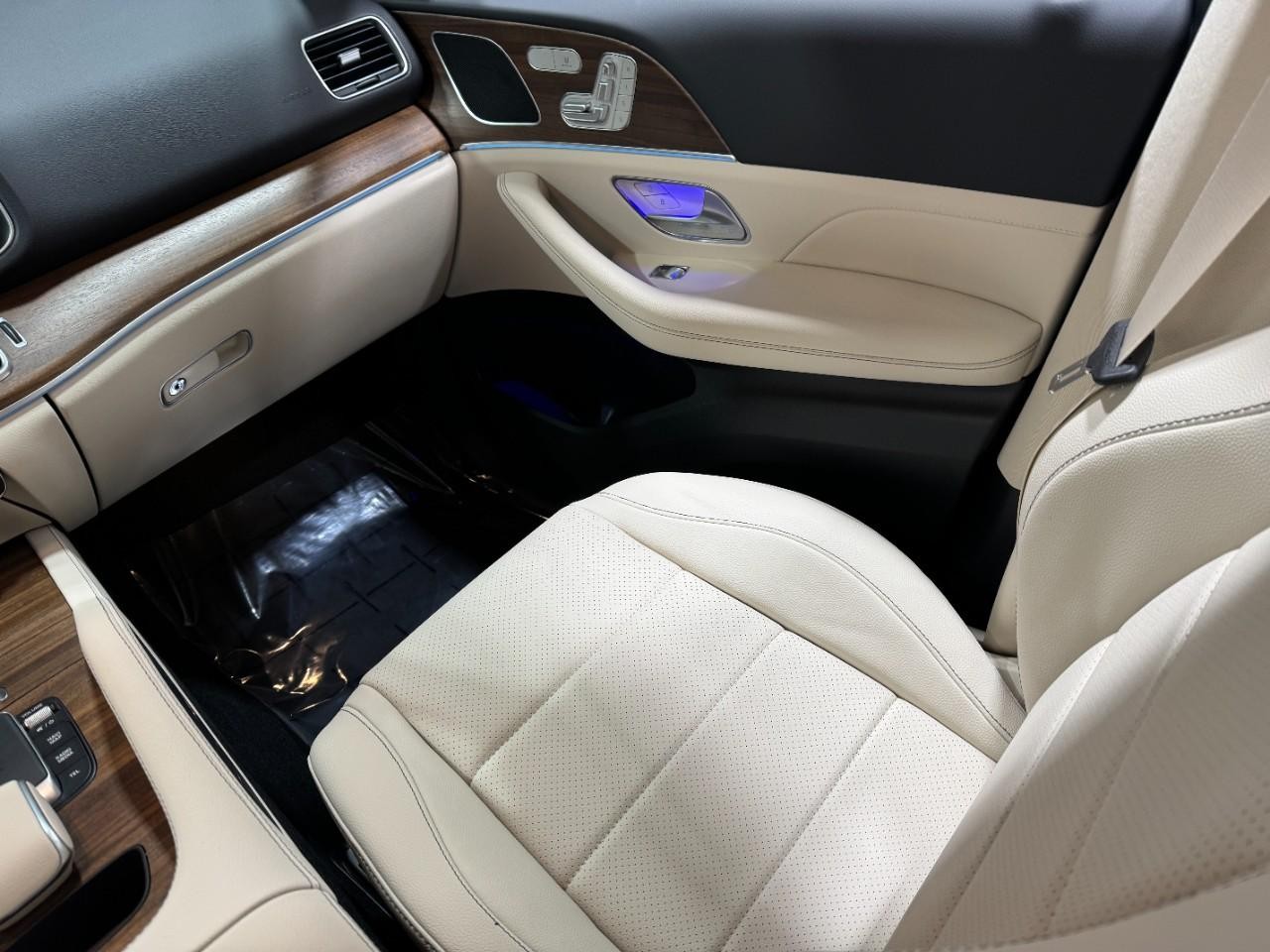 Mercedes-Benz GLE Vehicle Full-screen Gallery Image 17