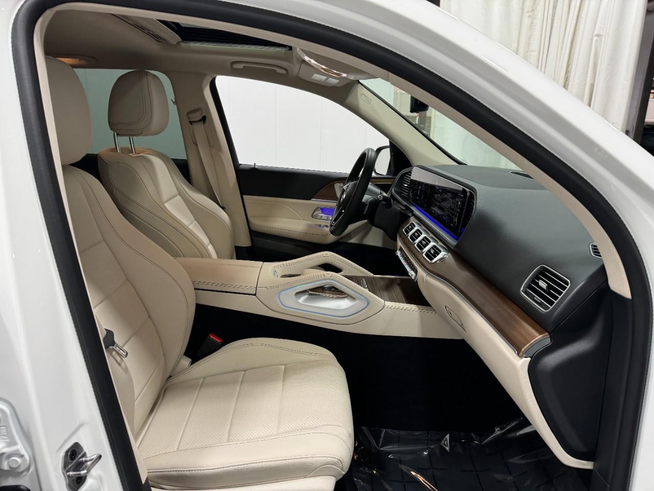 Mercedes-Benz GLE Vehicle Full-screen Gallery Image 18