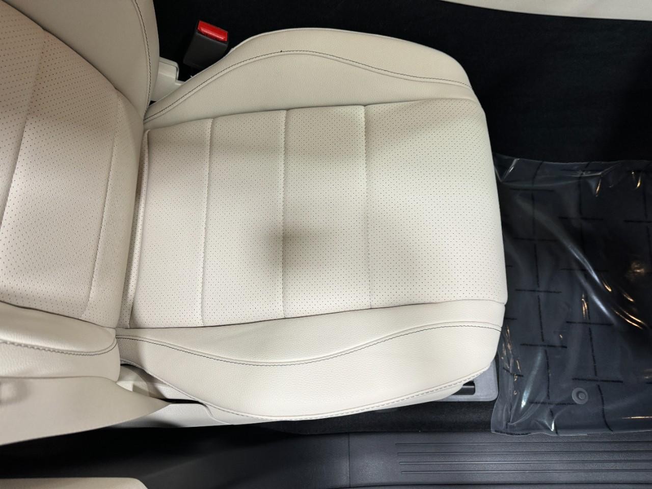 Mercedes-Benz GLE Vehicle Full-screen Gallery Image 19