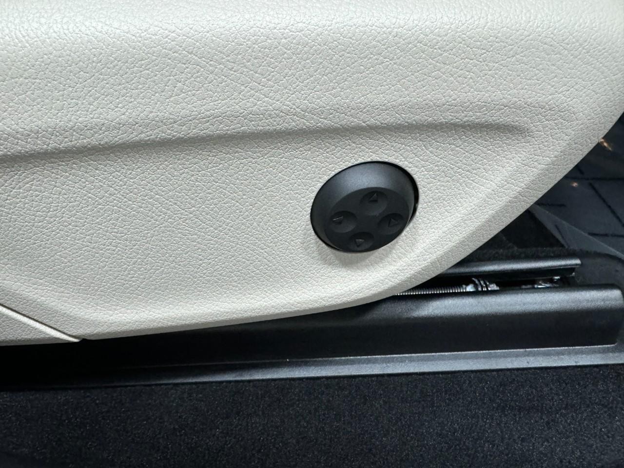 Mercedes-Benz GLE Vehicle Full-screen Gallery Image 20