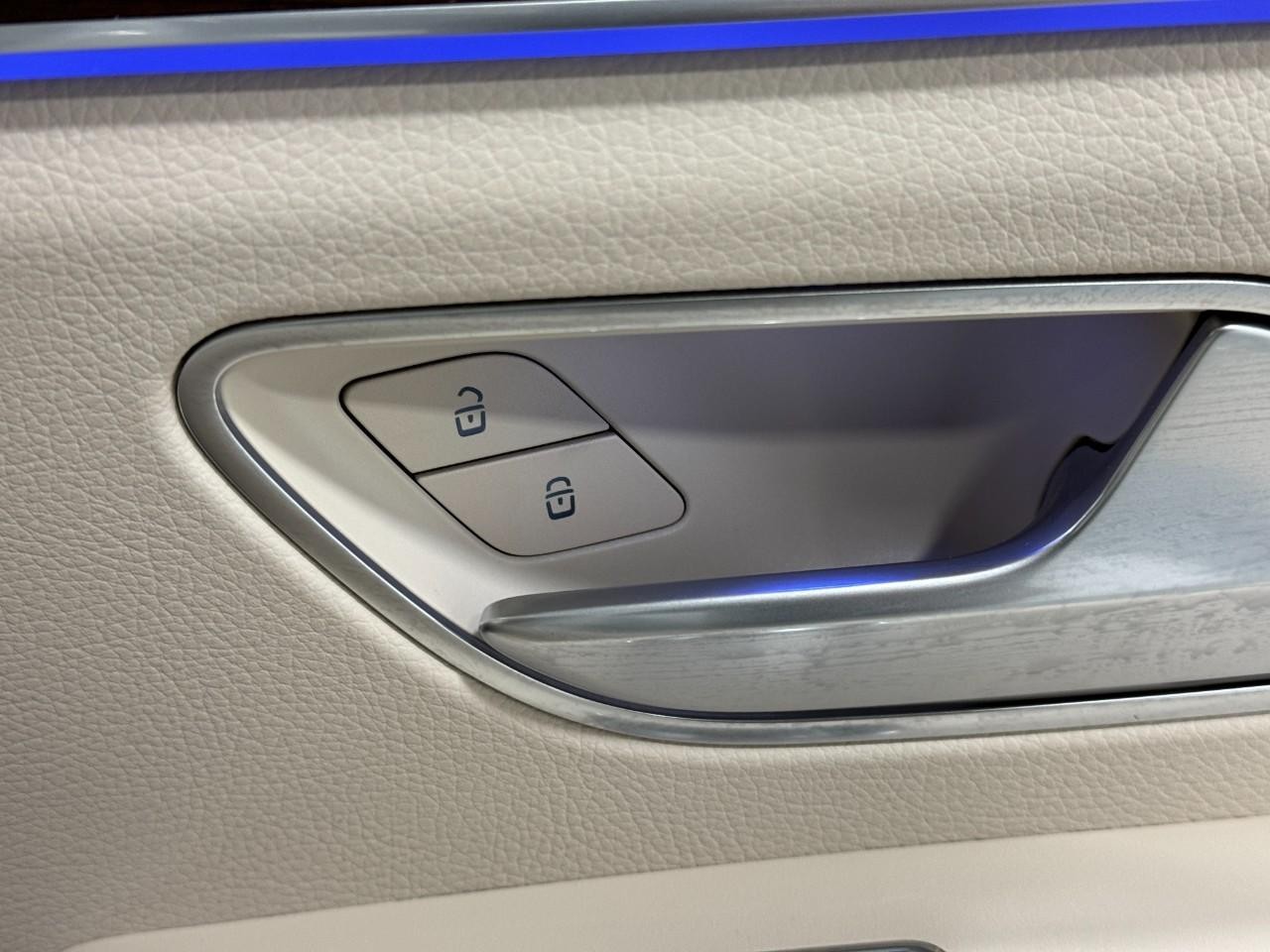 Mercedes-Benz GLE Vehicle Full-screen Gallery Image 22