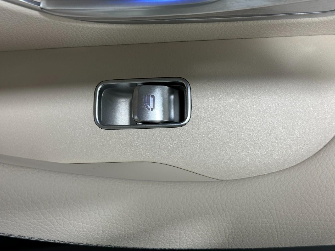 Mercedes-Benz GLE Vehicle Full-screen Gallery Image 23