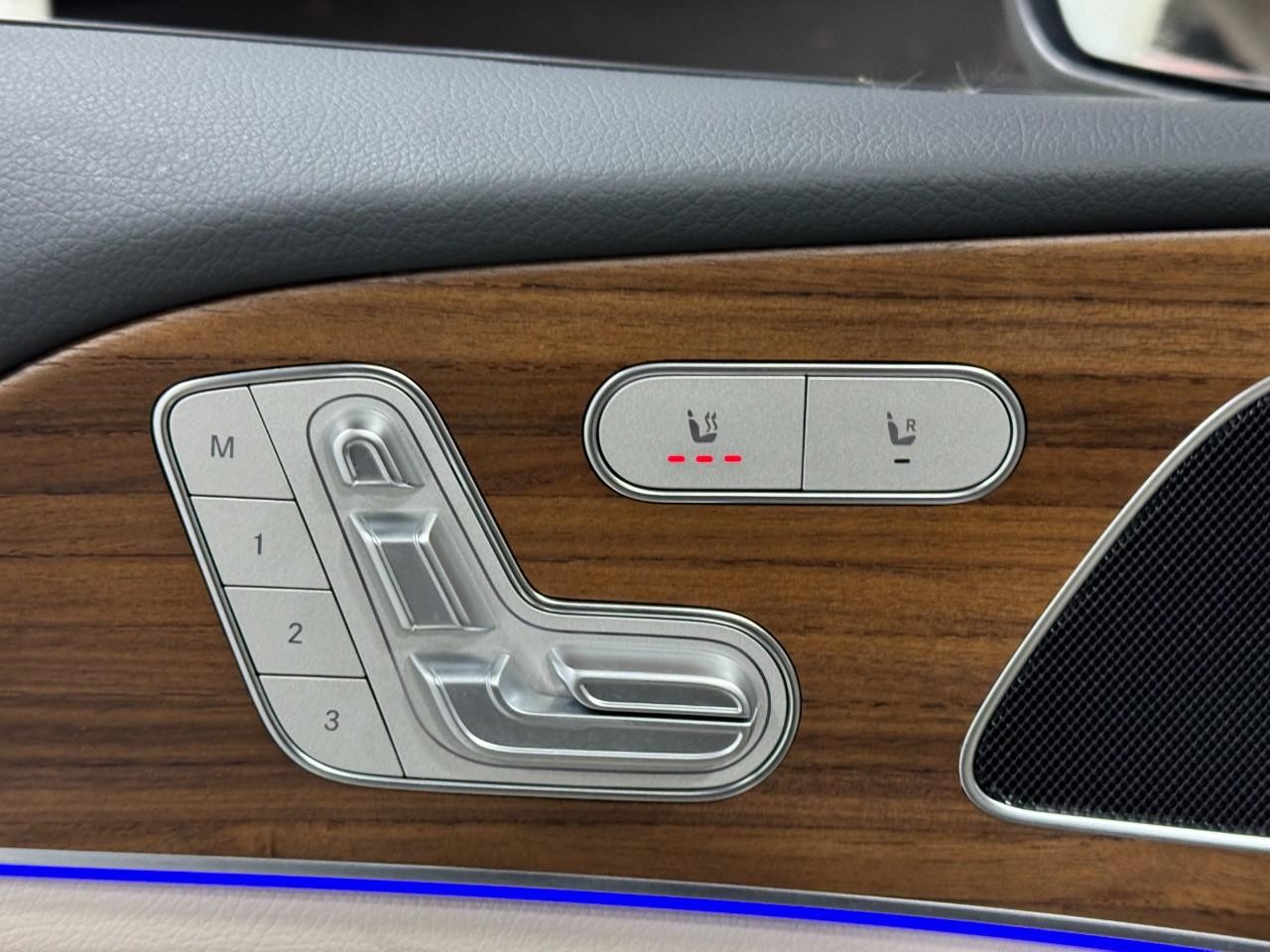 Mercedes-Benz GLE Vehicle Full-screen Gallery Image 24