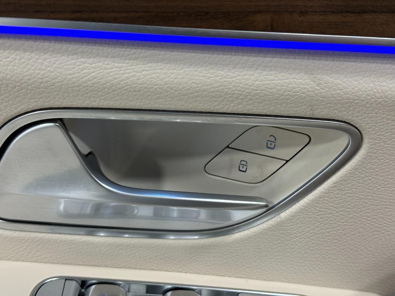 Mercedes-Benz GLE Vehicle Full-screen Gallery Image 25