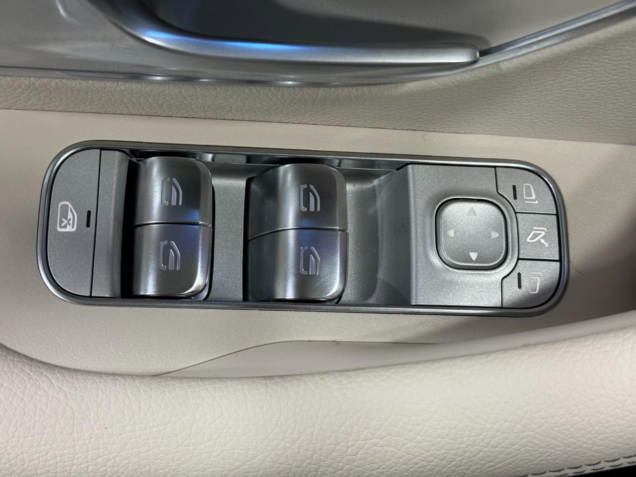 Mercedes-Benz GLE Vehicle Full-screen Gallery Image 26