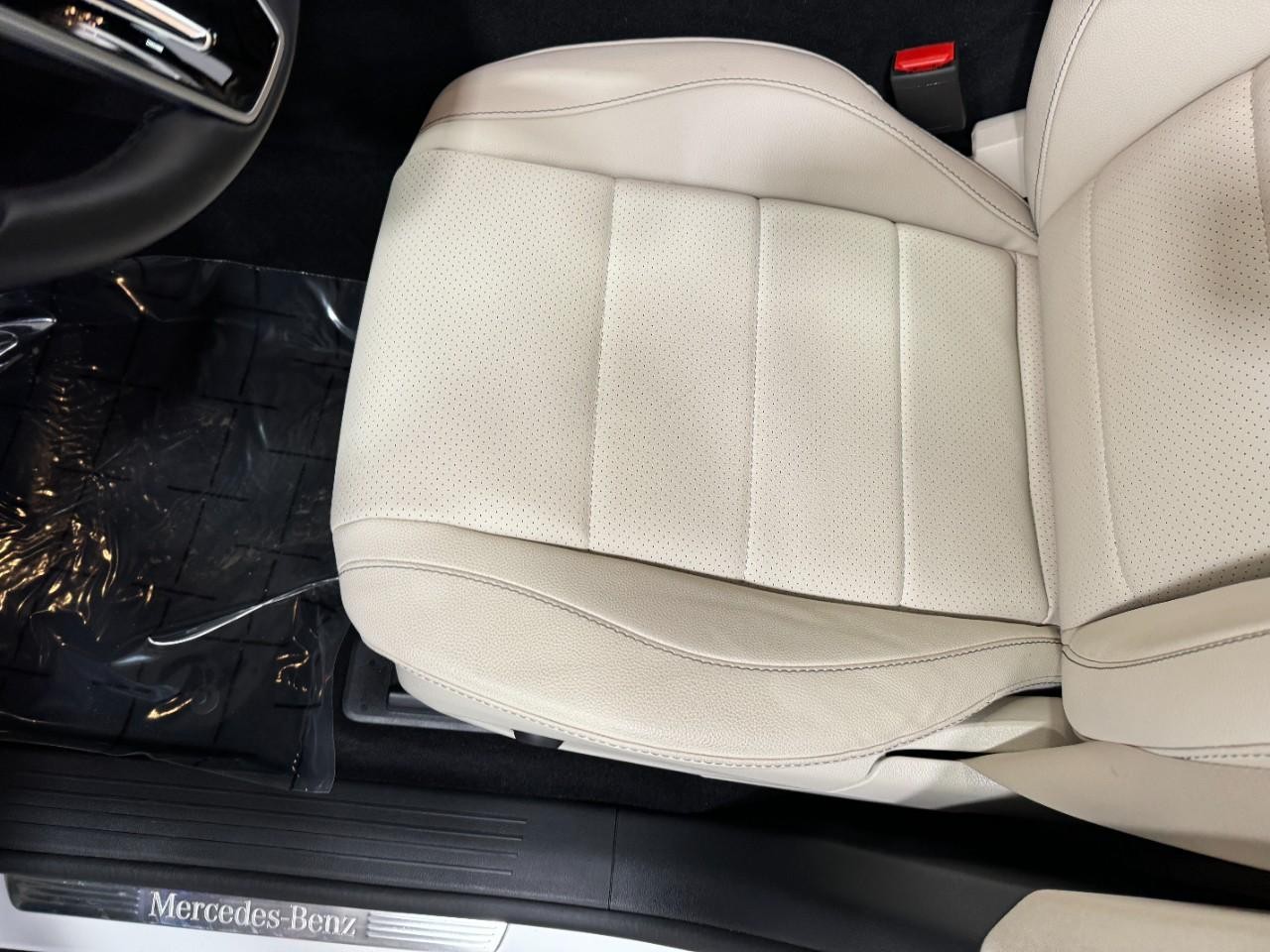 Mercedes-Benz GLE Vehicle Full-screen Gallery Image 29