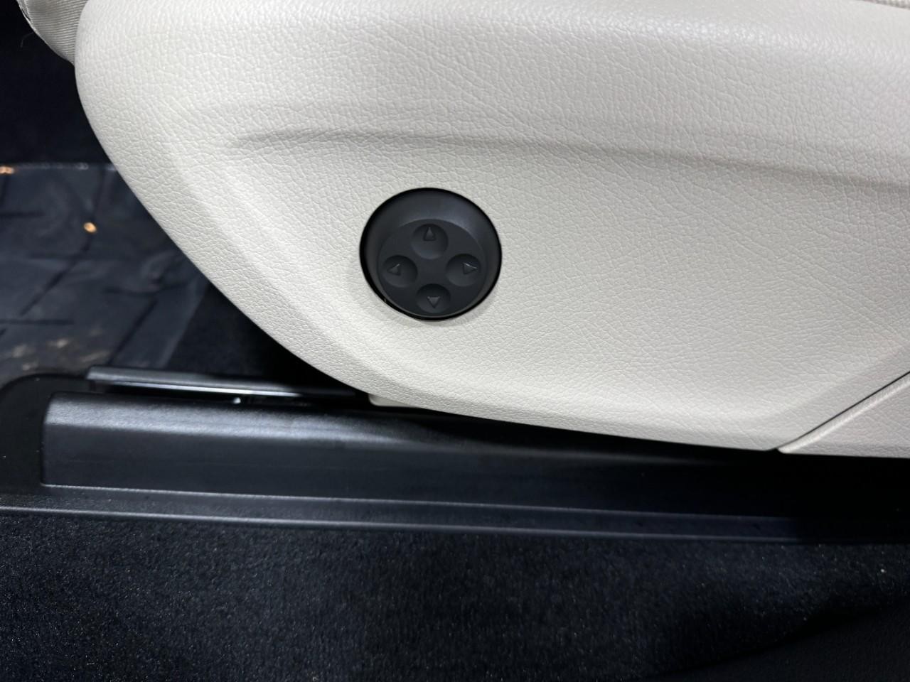 Mercedes-Benz GLE Vehicle Full-screen Gallery Image 30