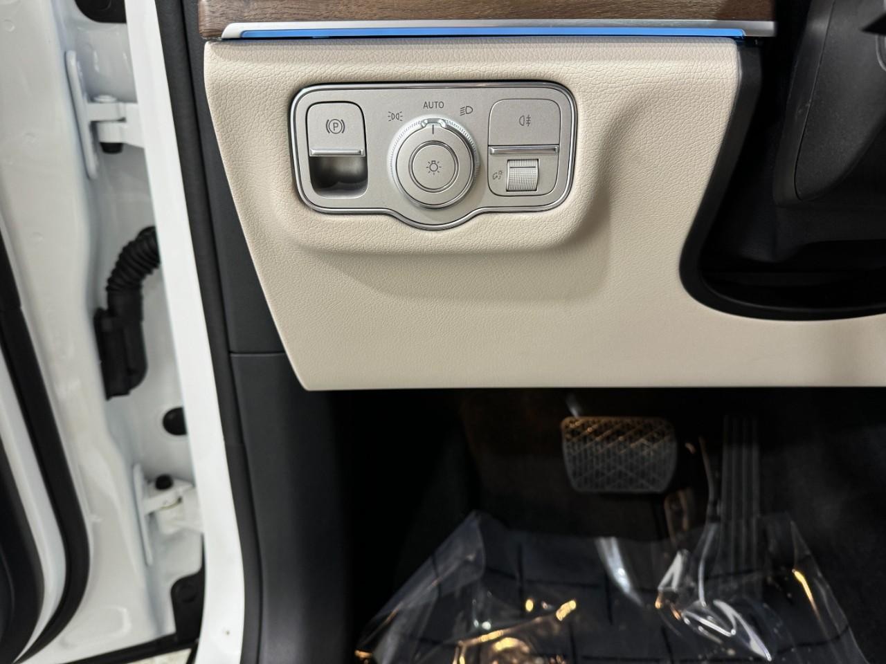 Mercedes-Benz GLE Vehicle Full-screen Gallery Image 31