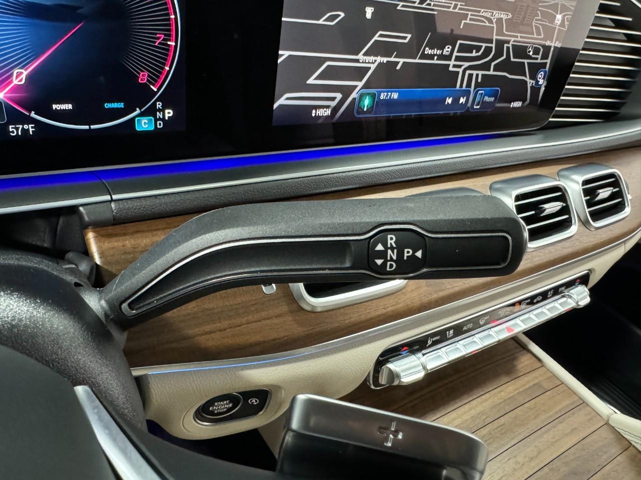 Mercedes-Benz GLE Vehicle Full-screen Gallery Image 35