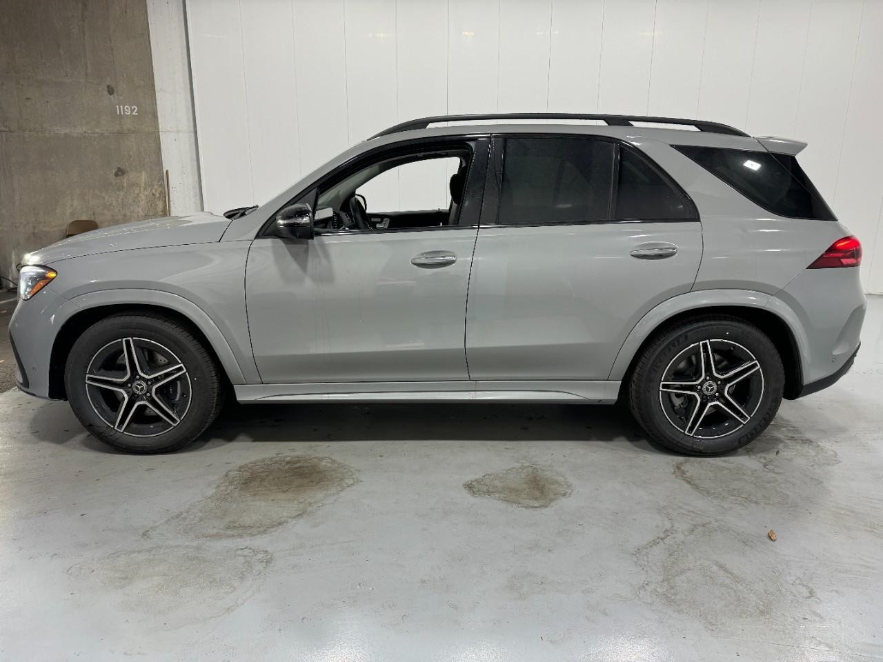 Mercedes-Benz GLE Vehicle Full-screen Gallery Image 2