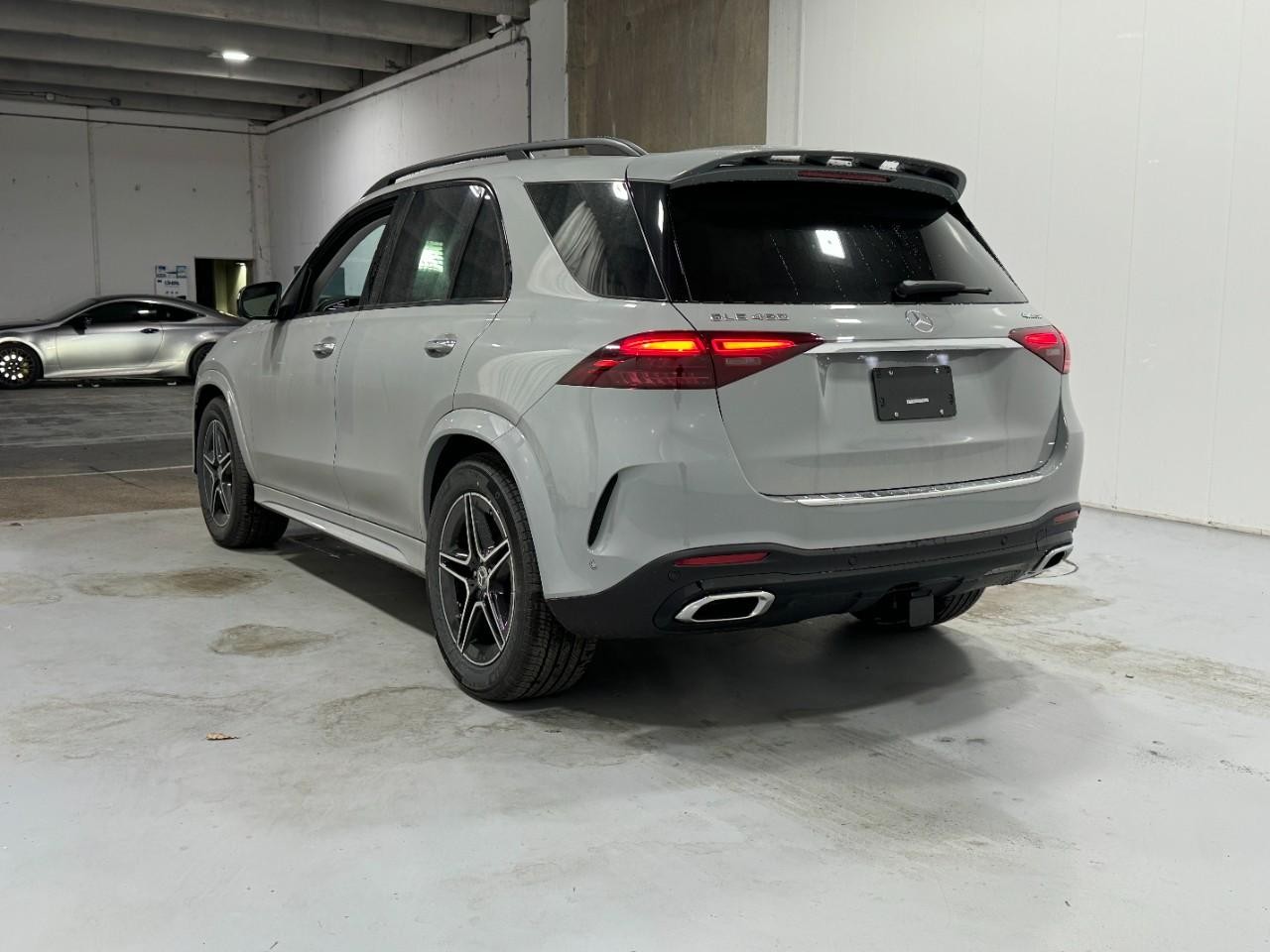 Mercedes-Benz GLE Vehicle Full-screen Gallery Image 3