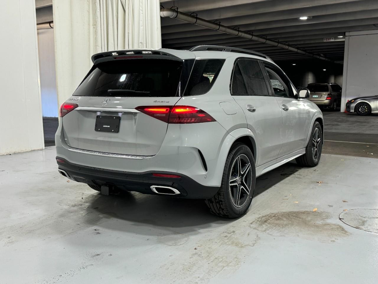 Mercedes-Benz GLE Vehicle Full-screen Gallery Image 4