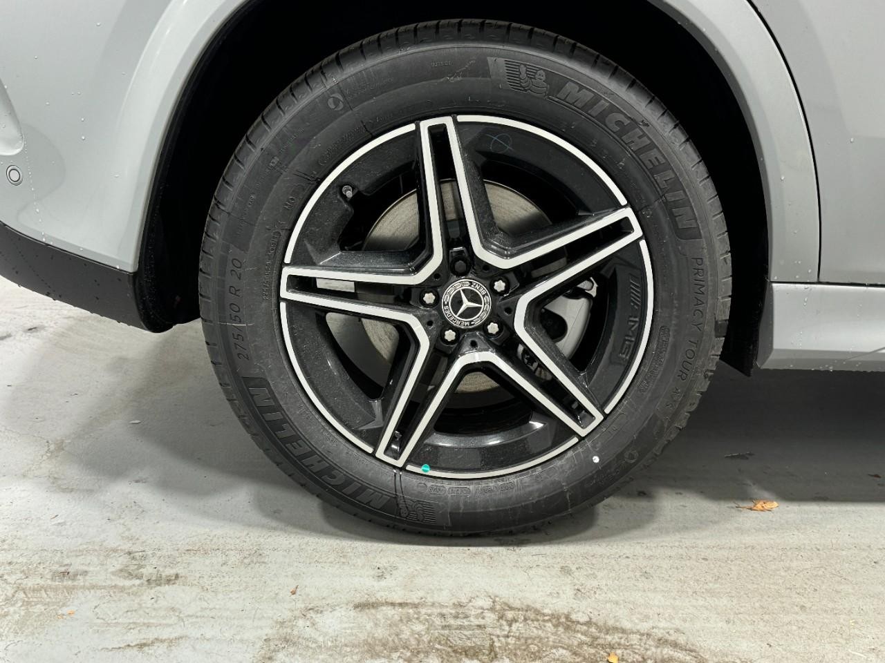 Mercedes-Benz GLE Vehicle Full-screen Gallery Image 5