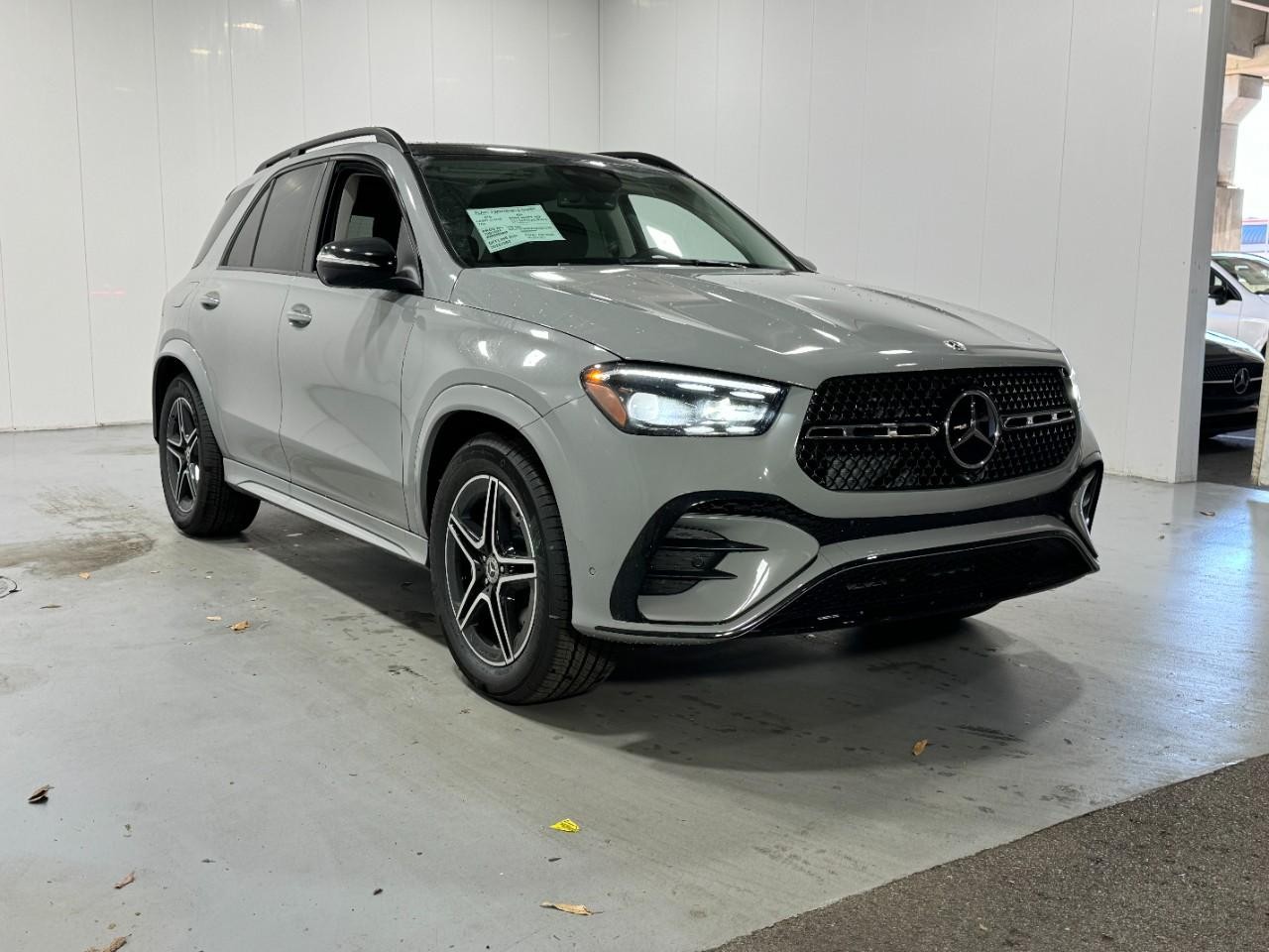 Mercedes-Benz GLE Vehicle Full-screen Gallery Image 6