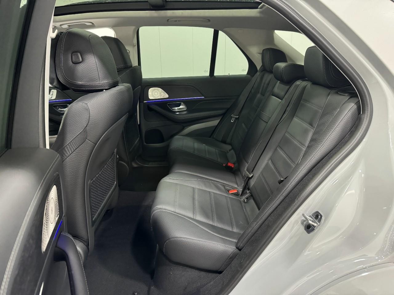 Mercedes-Benz GLE Vehicle Full-screen Gallery Image 8