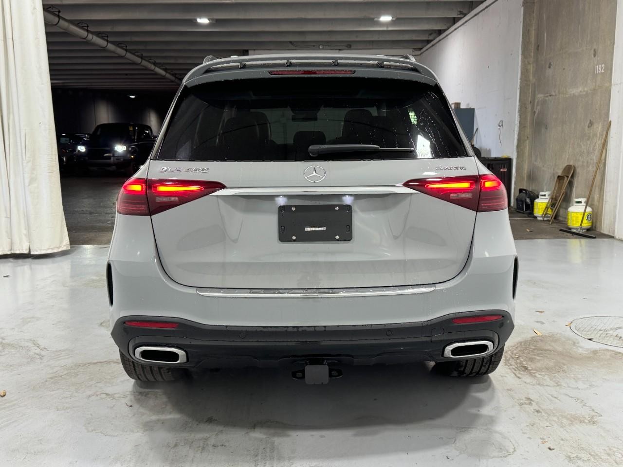 Mercedes-Benz GLE Vehicle Full-screen Gallery Image 9