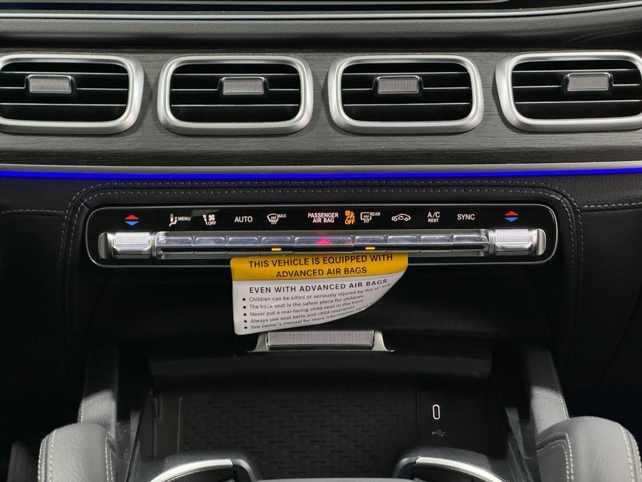 Mercedes-Benz GLE Vehicle Full-screen Gallery Image 15