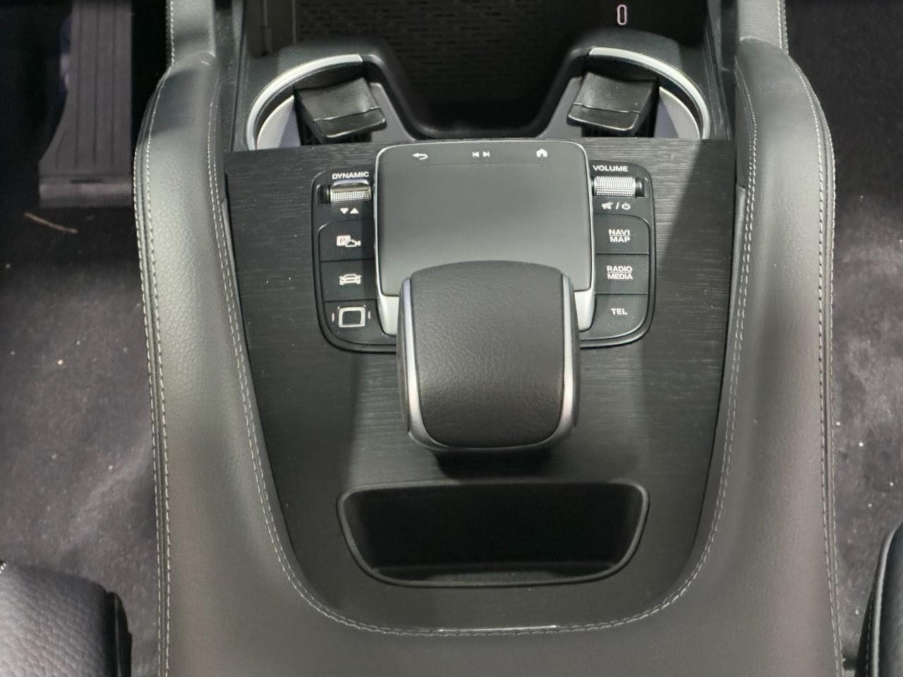 Mercedes-Benz GLE Vehicle Full-screen Gallery Image 16