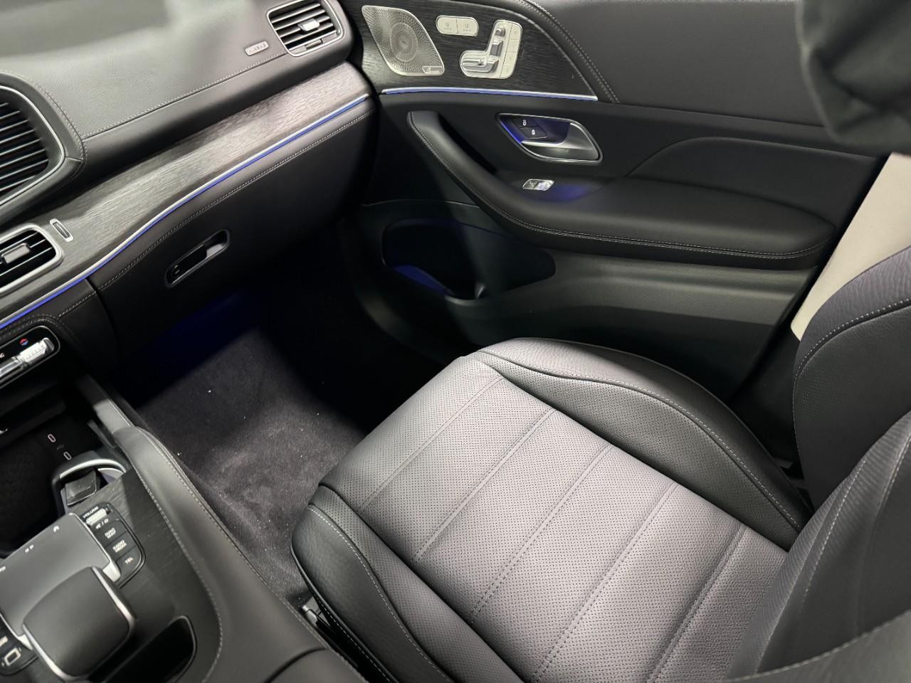 Mercedes-Benz GLE Vehicle Full-screen Gallery Image 17