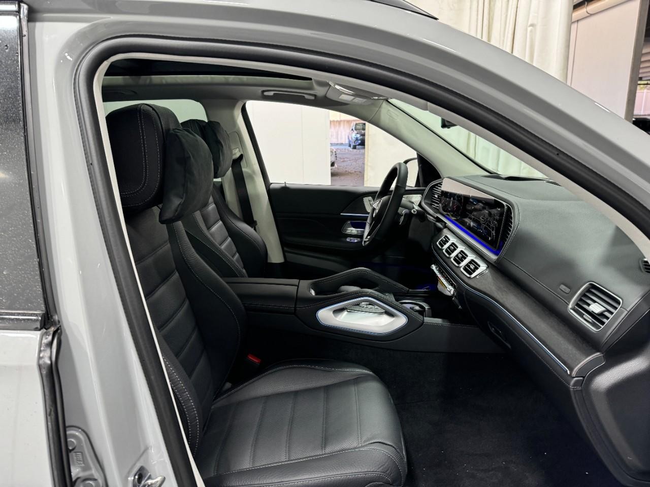 Mercedes-Benz GLE Vehicle Full-screen Gallery Image 18