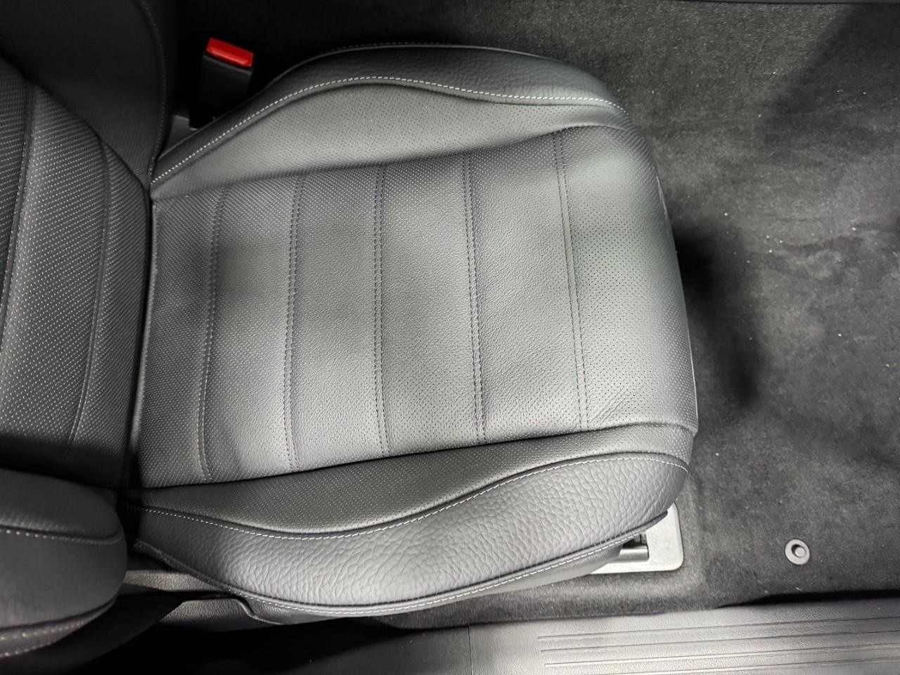 Mercedes-Benz GLE Vehicle Full-screen Gallery Image 19