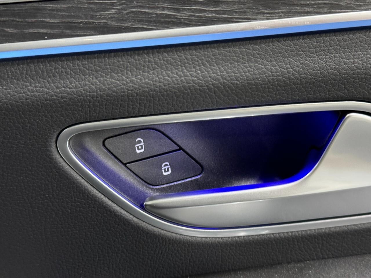 Mercedes-Benz GLE Vehicle Full-screen Gallery Image 21