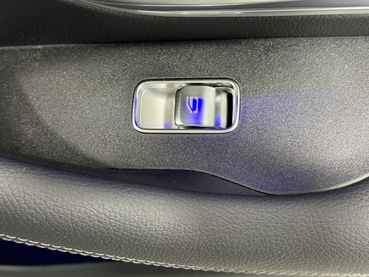 Mercedes-Benz GLE Vehicle Full-screen Gallery Image 22