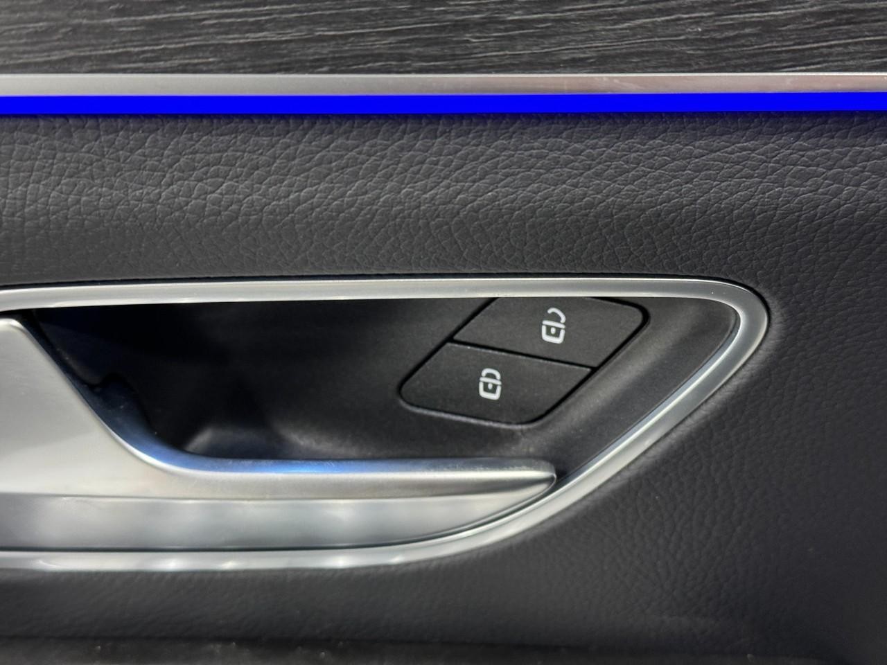 Mercedes-Benz GLE Vehicle Full-screen Gallery Image 25