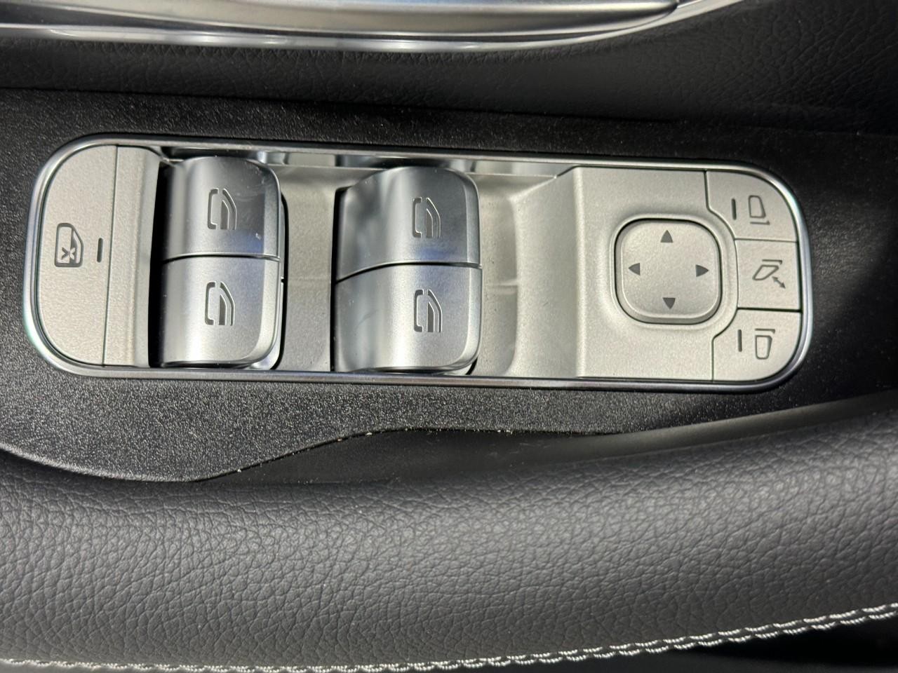 Mercedes-Benz GLE Vehicle Full-screen Gallery Image 26